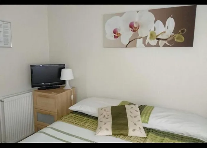 Room In Guest Room - Family Room Sleeps 3 With 1 Double And 1 Single Bed Ground Floor Private Shower